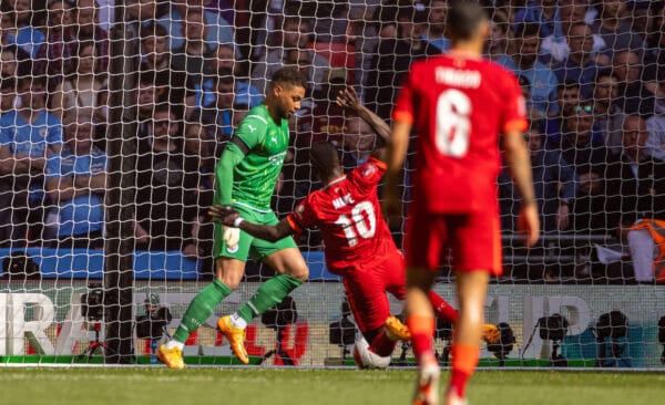 LONDON, ENGLAND - Saturday, April 16, 2022: Liverpool's Sadio Mané scores the second goal as Manchester City's goalkeeper Zack Steffen makes a mistake during the FA Cup Semi-Final game between Manchester City FC and Liverpool FC at Wembley Stadium. (Pic by David Rawcliffe/Propaganda)