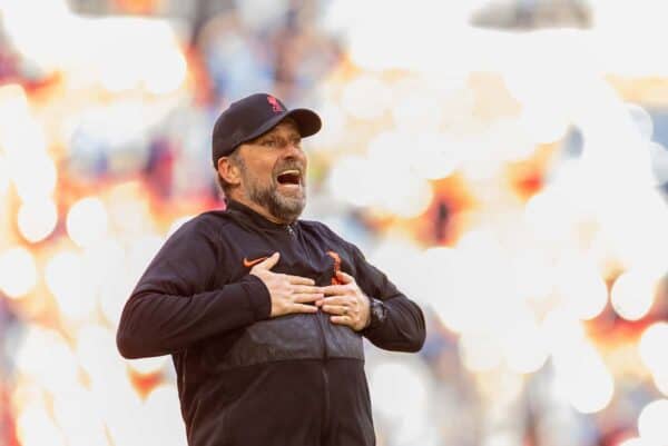 LONDON, ENGLAND - Saturday, April 16, 2022: Liverpool's manager Jürgen Klopp celebrates in front of the supporters after the FA Cup Semi-Final game between Manchester City FC and Liverpool FC at Wembley Stadium. Liverpool won 3-2. (Pic by David Rawcliffe/Propaganda)