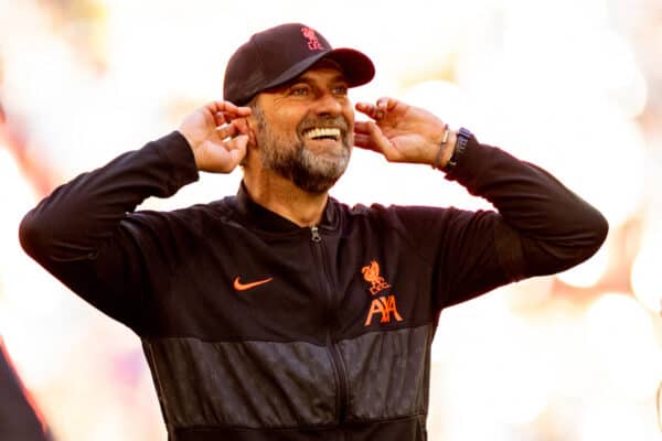 LONDON, ENGLAND - Saturday, April 16, 2022: Liverpool's manager Jürgen Klopp celebrates in front of the supporters after the FA Cup Semi-Final game between Manchester City FC and Liverpool FC at Wembley Stadium. Liverpool won 3-2. (Pic by David Rawcliffe/Propaganda)