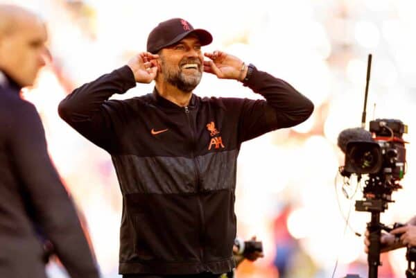 LONDON, ENGLAND - Saturday, April 16, 2022: Liverpool's manager Jürgen Klopp celebrates in front of the supporters after the FA Cup Semi-Final game between Manchester City FC and Liverpool FC at Wembley Stadium. Liverpool won 3-2. (Pic by David Rawcliffe/Propaganda)