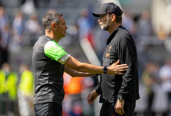 NEWCASTLE-UPON-TYNE, ENGLAND - Saturday, April 30, 2022: Liverpool's manager Jürgen Klopp speaks with referee Andre Marriner before the FA Premier League match between Newcastle United FC and Liverpool FC at St James' Park. (Pic by David Rawcliffe/Propaganda)