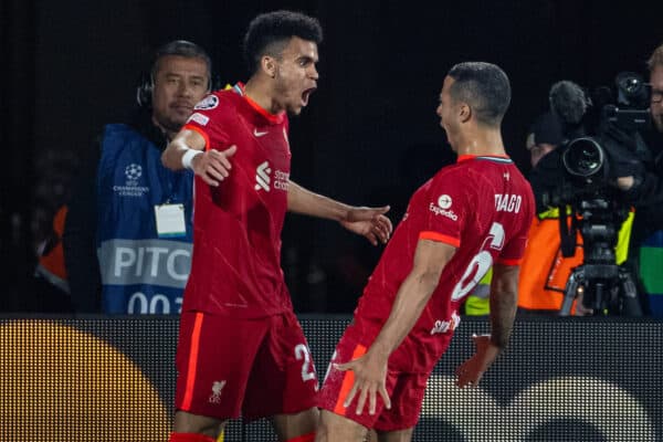 VILLARREAL, ESPAÑA - Martes, 3 de mayo de 2022: Luis Díaz del Liverpool celebra después de marcar el segundo gol de su equipo para poner el marcador 2-2 (2-4 en total) durante el partido de vuelta de la Semifinal de la Liga de Campeones de la UEFA entre Villarreal CF y Liverpool FC en el Estadio de la Cerámica.  (Foto de David Rawcliffe/Propaganda)