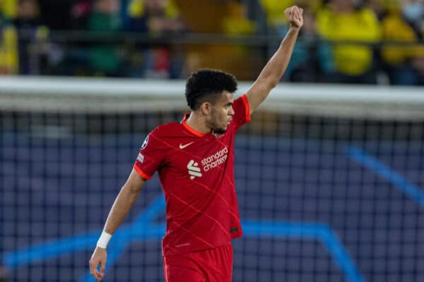 VILLARREAL, HISZPANIA — wtorek 3 maja 2022 r.: Luis Diaz z Liverpoolu świętuje po strzeleniu drugiego gola dla swojej drużyny, aby pokonać 2-2 (2-4 na boisku) podczas meczu półfinałowego Ligi Mistrzów UEFA pomiędzy Villarreal CF i.  Liverpool FC na stadionie La Ceramica.  (fot. David Rawcliffe/reklama)