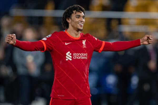 VILLARAL, HISZPANIA – wtorek 3 maja 2022 r.: Trent Alexander-Arnold z Liverpoolu świętował na ostatnim gwizdku, gdy jego drużyna dotarła do finału, pokonując Villarreal podczas pierwszego meczu półfinału Ligi Mistrzów UEFA pomiędzy Villarreal FC i Liverpoolem na stadionie D. Stadium.  Nie ceramiczny.  Liverpool wygrał 3-2 (5-2 w dwumeczu) (zdjęcie: David Rawcliffe / Publicity)