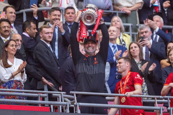 LONDON, ENGLAND - Saturday, May 14, 2022: Liverpool's manager Jürgen Klopp lifts the trophy after the FA Cup Final between Chelsea FC and Liverpool FC at Wembley Stadium. The game ended in a goal-less draw, Liverpool won 6-5 on penalties. (Pic by David Rawcliffe/Propaganda)