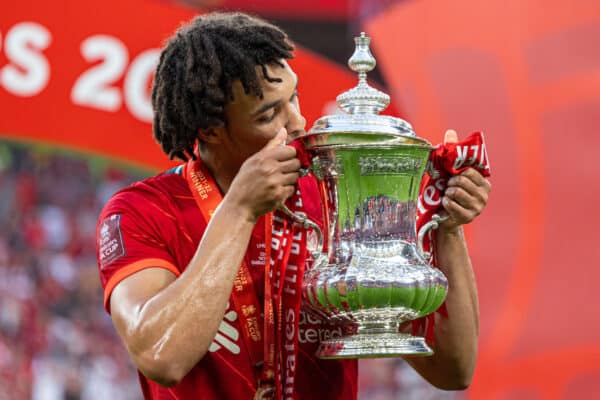LONDON, ENGLAND – Samstag, 14. Mai 2022: Liverpools Trent Alexander-Arnold küsst die Trophäe nach dem FA-Cup-Finale zwischen Chelsea FC und Liverpool FC im Wembley-Stadion. Das Spiel endete torlos, Liverpool siegte mit 6:5 im Elfmeterschießen. (Bild von David Rawcliffe/Propaganda)