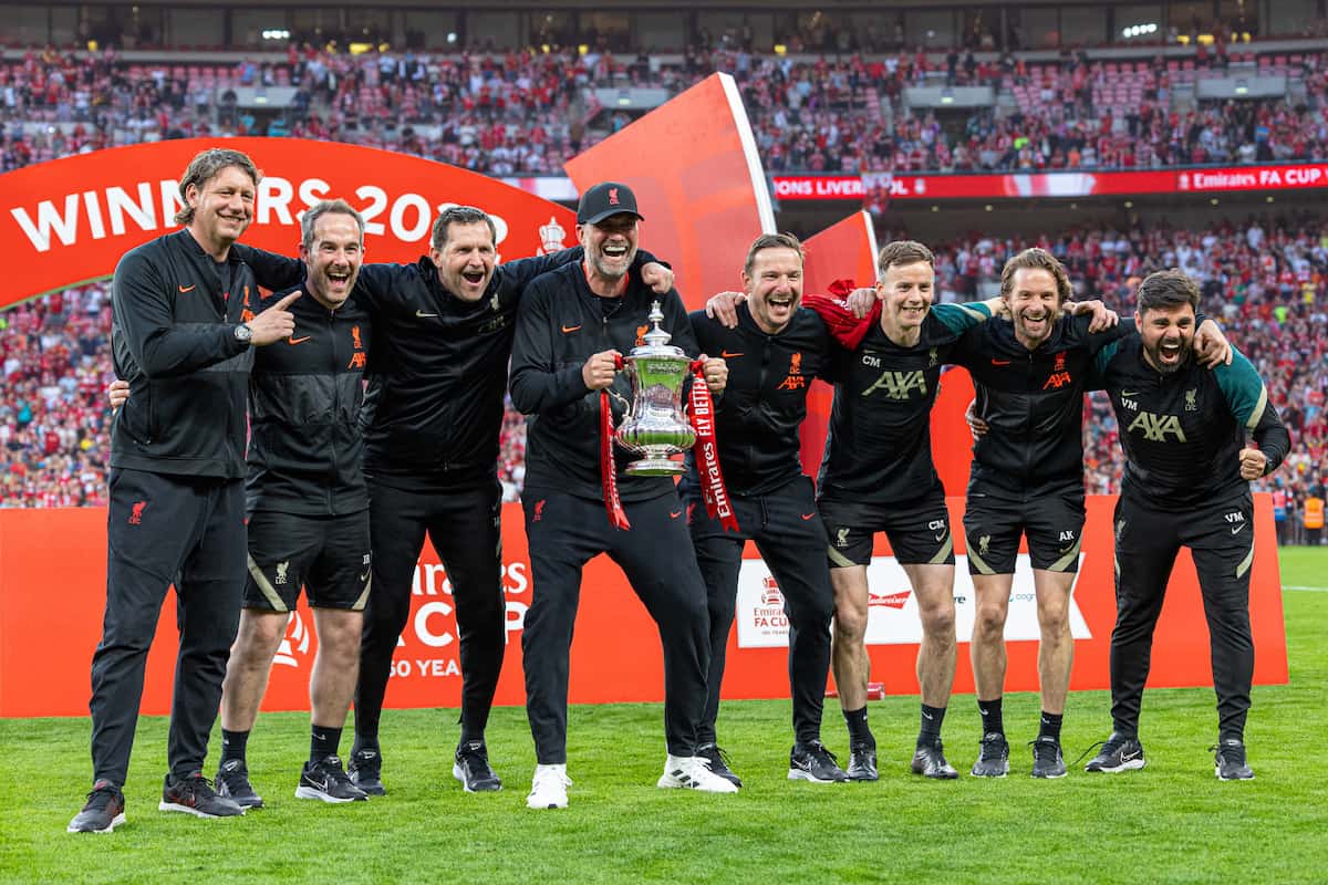 LONDON, ENGLAND - Saturday, May 14, 2022: Liverpool's manager Jürgen Klopp and his staff celebrate with the trophy after the FA Cup Final between Chelsea FC and Liverpool FC at Wembley Stadium. The game ended in a goal-less draw, Liverpool won 6-5 on penalties. (Pic by David Rawcliffe/Propaganda)