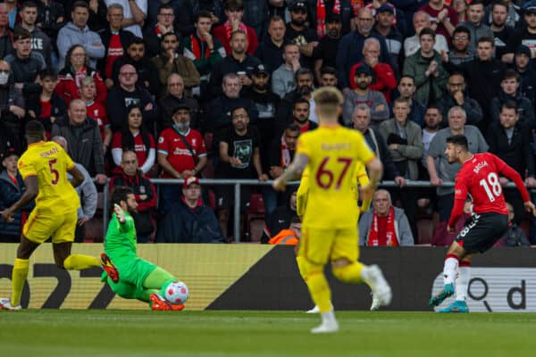 SOUTHAMPTON, INGLATERRA - Martes, 17 de mayo de 2022: El portero de Liverpool, Alisson Becker, salva a Armando Broja de Southampton durante el partido de la FA Premier League entre Southampton FC y Liverpool FC en el St Mary's Stadium.  (Foto de David Rawcliffe/Propaganda)