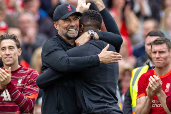 LIVERPOOL, ENGLAND - Sunday, May 22, 2022: Liverpool's manager Jürgen Klopp embraces Divock Origi after the FA Premier League match between Liverpool FC and Wolverhampton Wanderers FC at Anfield. (Pic by David Rawcliffe/Propaganda)