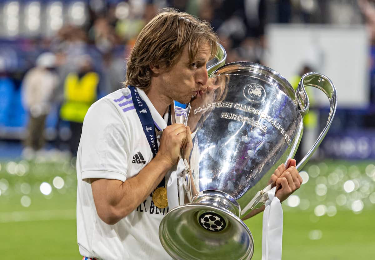 PARIS, FRANCE - Saturday, May 28, 2022: Real Madrid's Luka Modric? celebrates with the trophy after the UEFA Champions League Final game between Liverpool FC and Real Madrid CF at the Stade de France. Real Madrid won 1-0. (Photo by David Rawcliffe/Propaganda)