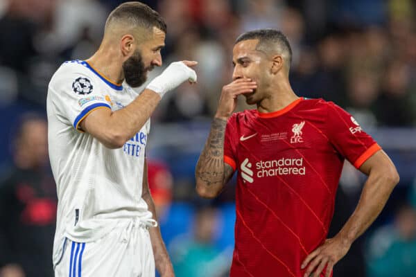 PARÍS, FRANCIA - Sábado, 28 de mayo de 2022: Karim Benzema (L) del Real Madrid y Thiago Alcântara del Liverpool esperan una decisión del VAR durante el partido final de la Liga de Campeones de la UEFA entre el Liverpool FC y el Real Madrid CF en el Stade de France.  (Foto de David Rawcliffe/Propaganda)