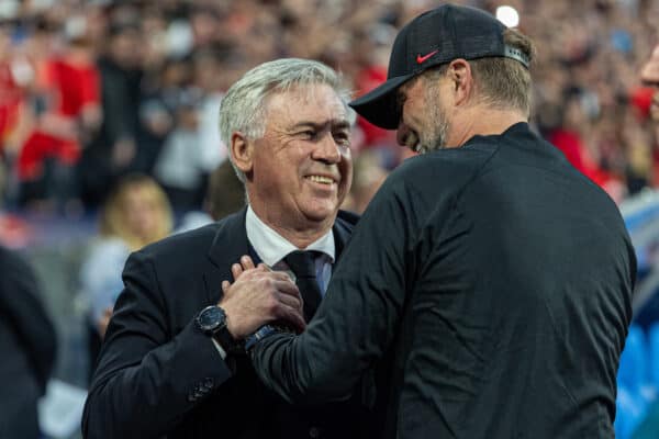 PARÍS, FRANCIA - Sábado, 28 de mayo de 2022: El entrenador del Real Madrid, Carlo Ancelotti (L), y el entrenador del Liverpool, Jürgen Klopp, se abrazan antes del partido final de la Liga de Campeones de la UEFA entre el Liverpool FC y el Real Madrid CF en el Stade de France.  (Foto de David Rawcliffe/Propaganda)