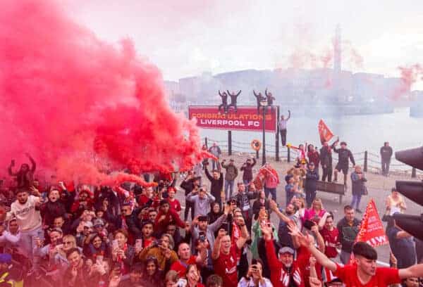 LIVERPOOL, ENGLAND - Sunday, May 29, 2022: Liverpool supporters cheer their team during an open top bus parade around the city after the club won the Cup Double, the FA Cup and Football League Cup. (Photo by David Rawcliffe/Propaganda)