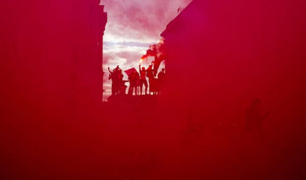 LIVERPOOL, England - Sonntag, 29. Mai 2022: Liverpool-Anhänger jubeln ihrem Team während einer offenen Busparade durch die Stadt zu, nachdem der Verein das Double, den FA Cup und den Football League Cup gewonnen hat.  (Foto von David Rawcliffe / Werbung)