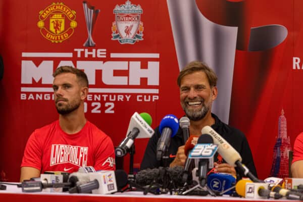 BANGKOK, THAILAND - Sunday, July 10, 2022: Liverpool's manager Jürgen Klopp (R) with captain Jordan Henderson (L) at press conference as the team arrive at Suvarnabhumi Airport in Bangkok, Thailand ahead of their pre-season friendly match against Manchester United FC. (Pic by David Rawcliffe/Propaganda)