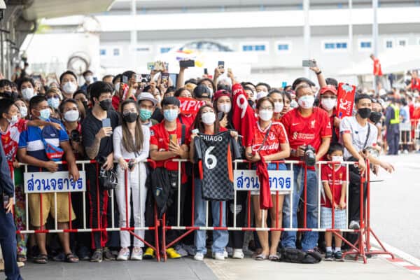 BANGKOK, THAILAND - Sunday, July 10, 2022: Liverpool supporters wait to see the team as they arrive at Suvarnabhumi Airport in Bangkok, Thailand ahead of the club's pre-season friendly match against Manchester United FC. (Pic by David Rawcliffe/Propaganda)