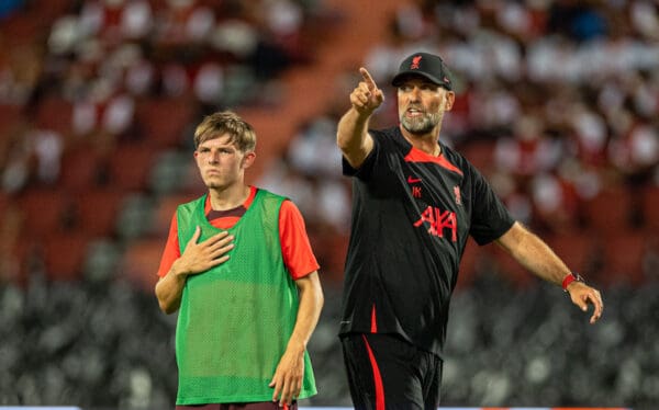 BANGKOK, THAILAND - Monday, July 11, 2022: Liverpool's manager Jürgen Klopp (R) and Leighton Clarkson during a training session at the Rajamangala National Stadium on day two of the club's Asia Tour ahead of a friendly match against Manchester United FC. (Pic by David Rawcliffe/Propaganda)