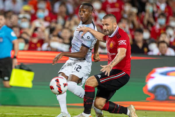 BANGKOK, THAILAND - Tuesday, July 12, 2022: Liverpool's Isaac Mabaya (L) and Manchester United's Luke Shaw during the Bangkok Century Cup pre-season friendly match between Liverpool FC and Manchester United FC at the Rajamangala National Stadium. (Pic by David Rawcliffe/Propaganda)