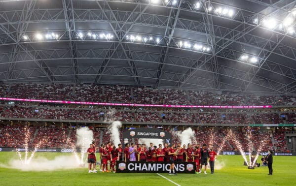 SINGAPORE - Friday, July 15, 2022: Liverpool's captain Jordan Henderson lifts the trophy after the Standard Chartered Trophy pre-season friendly match between Liverpool FC and Crystal Palace FC at the Singapore National Stadium. Liverpool won 2-0. (Pic by David Rawcliffe/Propaganda)