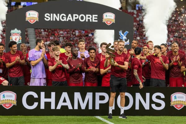 SINGAPORE - Friday, July 15, 2022: Liverpool's captain Jordan Henderson lifts the trophy after the Standard Chartered Trophy pre-season friendly match between Liverpool FC and Crystal Palace FC at the Singapore National Stadium. Liverpool won 2-0. (Pic by David Rawcliffe/Propaganda)