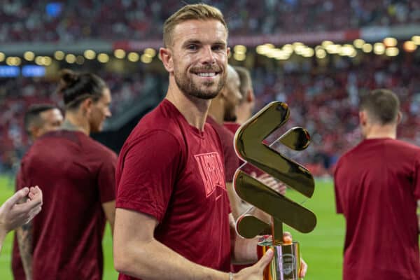 SINGAPORE - Friday, July 15, 2022: Liverpool's captain Jordan Henderson lifts the trophy after the Standard Chartered Trophy pre-season friendly match between Liverpool FC and Crystal Palace FC at the Singapore National Stadium. Liverpool won 2-0. (Pic by David Rawcliffe/Propaganda)