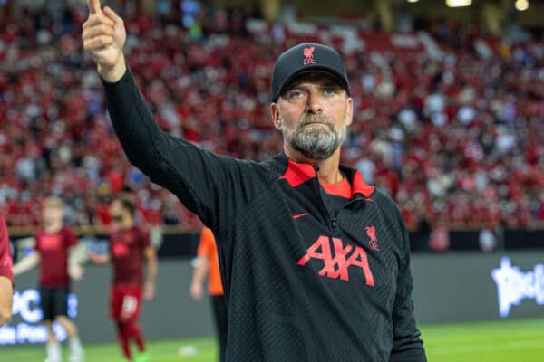 SINGAPORE - Friday, July 15, 2022: Liverpool's manager Jürgen Klopp waves to supporters after the Standard Chartered Trophy pre-season friendly match between Liverpool FC and Crystal Palace FC at the Singapore National Stadium. Liverpool won 2-0. (Pic by David Rawcliffe/Propaganda)