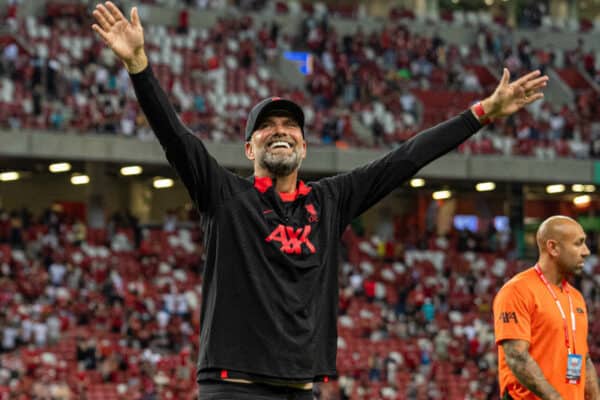 SINGAPORE - Friday, July 15, 2022: Liverpool's manager Jürgen Klopp waves to supporters after the Standard Chartered Trophy pre-season friendly match between Liverpool FC and Crystal Palace FC at the Singapore National Stadium. Liverpool won 2-0. (Pic by David Rawcliffe/Propaganda)