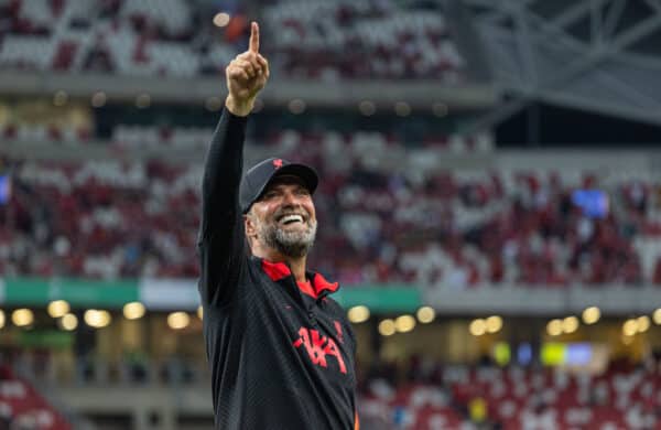 SINGAPORE - Friday, July 15, 2022: Liverpool's manager Jürgen Klopp waves to supporters after the Standard Chartered Trophy pre-season friendly match between Liverpool FC and Crystal Palace FC at the Singapore National Stadium. Liverpool won 2-0. (Pic by David Rawcliffe/Propaganda)