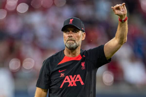 LEIPZIG, ALLEMAGNE - jeudi 21 juillet 2022 : le manager de Liverpool, Jürgen Klopp, fait la vague aux supporters après un match amical d'avant-saison entre RB Leipzig et Liverpool FC à la Red Bull Arena.  Liverpool a gagné 5-0.  (Photo de David Rawcliffe/Propagande)