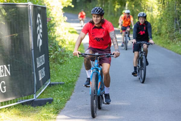 SAALFELDEN, AUSTRIA - Monday, July 25, 2022: Liverpool's Darwin Núñez arriving on a bicycle before a training session at during the club's pre-season training camp in Austria. (Pic by David Rawcliffe/Propaganda)