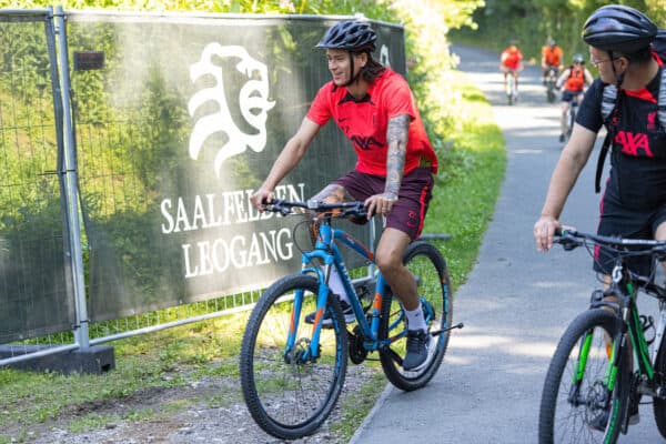 SAALFELDEN, AUSTRIA - Monday, July 25, 2022: Liverpool's Darwin Núñez arriving on a bicycle before a training session at during the club's pre-season training camp in Austria. (Pic by David Rawcliffe/Propaganda)