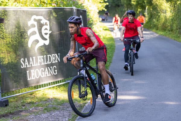 SAALFELDEN, AUSTRIA - Monday, July 25, 2022: Liverpool's Roberto Firmino arriving on a bicycle before a training session at during the club's pre-season training camp in Austria. (Pic by David Rawcliffe/Propaganda)