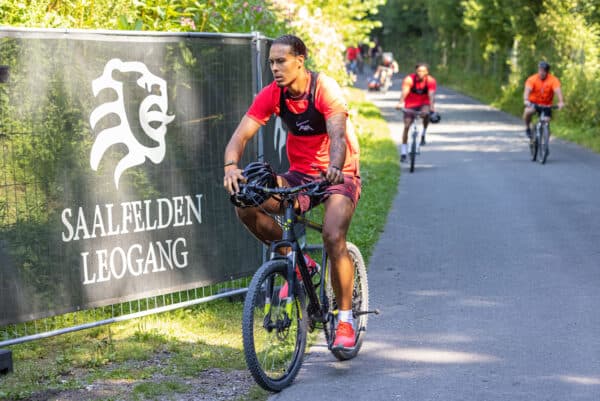 SAALFELDEN, AUSTRIA - Monday, July 25, 2022: Liverpool's Virgil van Dijk arriving on a bicycle before a training session at during the club's pre-season training camp in Austria. (Pic by David Rawcliffe/Propaganda)