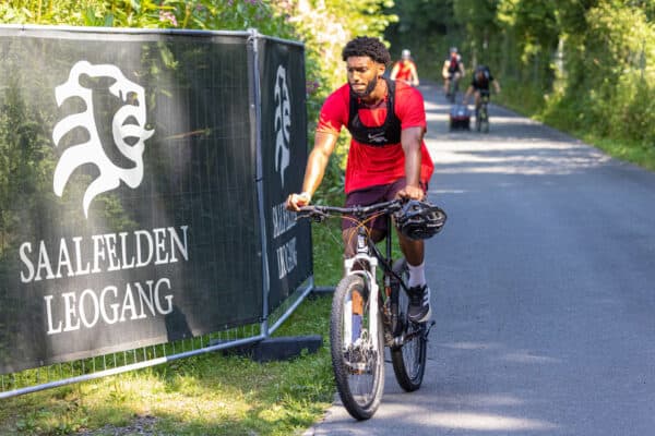 SAALFELDEN, AUSTRIA - Monday, July 25, 2022: Liverpool's Joe Gomez arriving on a bicycle before a training session at during the club's pre-season training camp in Austria. (Pic by David Rawcliffe/Propaganda)