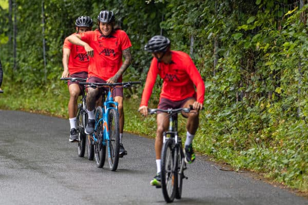 SAALFELDEN, AUSTRIA - Tuesday, July 26, 2022: Liverpool's Darwin Núñez arrives on a bicycle before a training session at during the club's pre-season training camp in Austria. (Pic by David Rawcliffe/Propaganda)