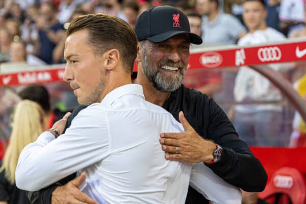 SALZBURG, AUSTRIA - Wednesday, July 27, 2022: Liverpool's manager Jürgen Klopp (R) and RB Salzburg's head coach Matthias Jaissle before a pre-season friendly between FC Red Bull Salzburg and Liverpool FC at the Red Bull Arena. (Pic by David Rawcliffe/Propaganda)