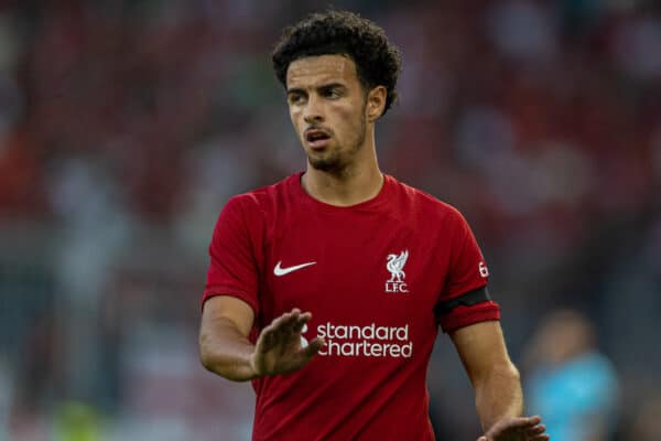 Salzburgo, Austria - Miércoles, 27 de julio de 2022: Curtis Jones de Liverpool durante un partido amistoso entre Red Bull Salzburg y Liverpool en el Red Bull Arena.  (Foto David Rawcliffe/Propaganda)