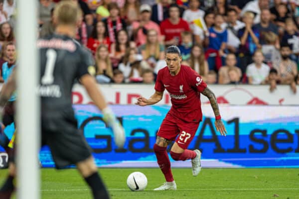 Salzbourg, Autriche - mercredi 27 juillet 2022 : Darwin Nunez de Liverpool lors d'un match amical entre Red Bull Salzburg et Liverpool à la Red Bull Arena.  (Photo David Rawcliffe/Propagande)