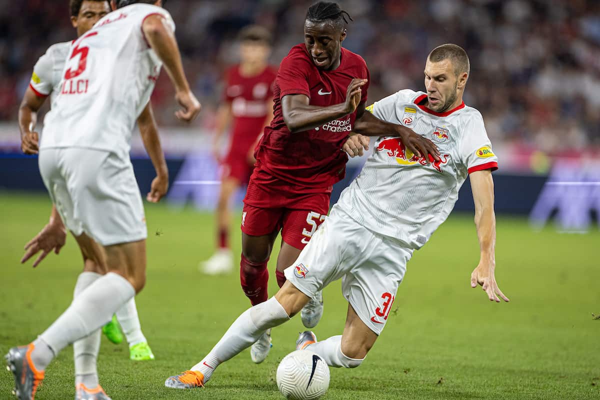 SALZBURG, AUSTRIA - Wednesday, July 27, 2022: Liverpool's Isaac Mabaya (L) and RB Salzburg's Strahinja Pavlovi? during a pre-season friendly between FC Red Bull Salzburg and Liverpool FC at the Red Bull Arena. (Pic by David Rawcliffe/Propaganda)