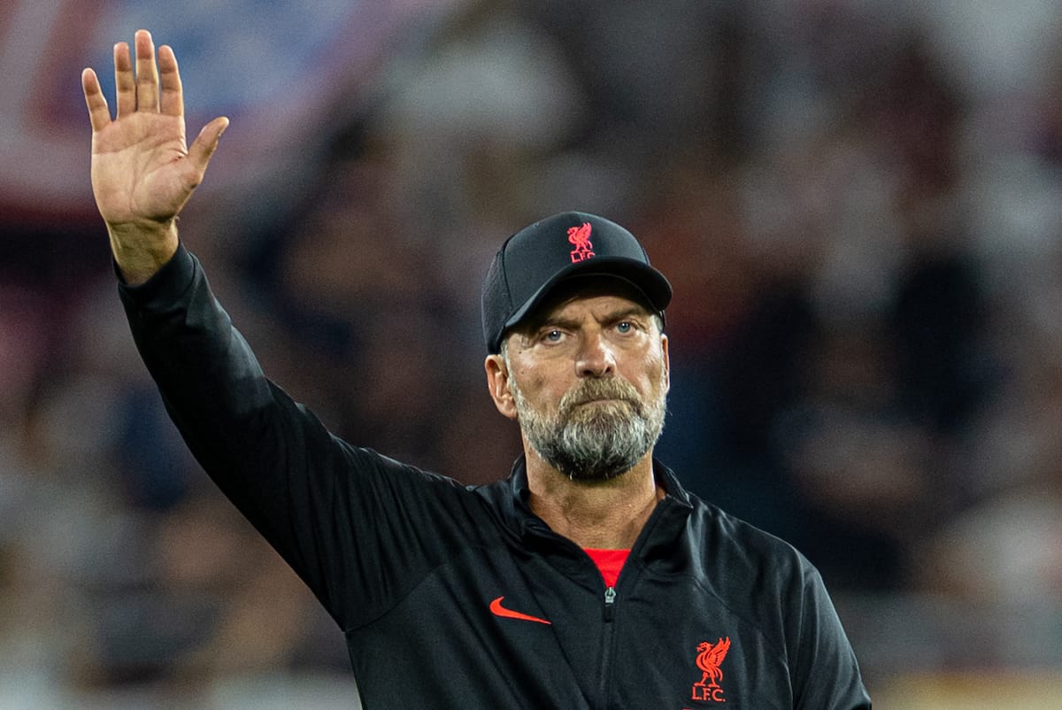 SALZBURG, AUSTRIA - Wednesday, July 27, 2022: Liverpool's manager Jürgen Klopp waves to supporters after a pre-season friendly between FC Red Bull Salzburg and Liverpool FC at the Red Bull Arena. (Pic by David Rawcliffe/Propaganda)