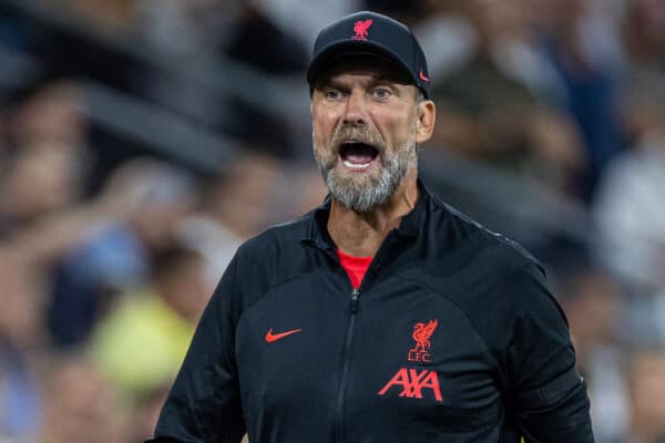 SALZBURG, AUSTRIA - Wednesday, July 27, 2022: Liverpool's manager Jürgen Klopp speaks with the assistant referee after his side are denied an injury time penalty during a pre-season friendly between FC Red Bull Salzburg and Liverpool FC at the Red Bull Arena. (Pic by David Rawcliffe/Propaganda)