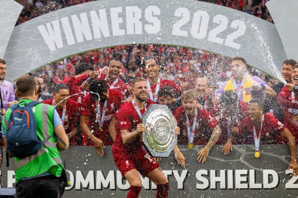 LEICESTER, ENGLAND - Saturday, July 30, 2022: Liverpool's captain Jordan Henderson lifts the trophy after the FA Community Shield friendly match between Liverpool FC and Manchester City FC at the King Power Stadium. Liverpool won 3-1. (Pic by David Rawcliffe/Propaganda)