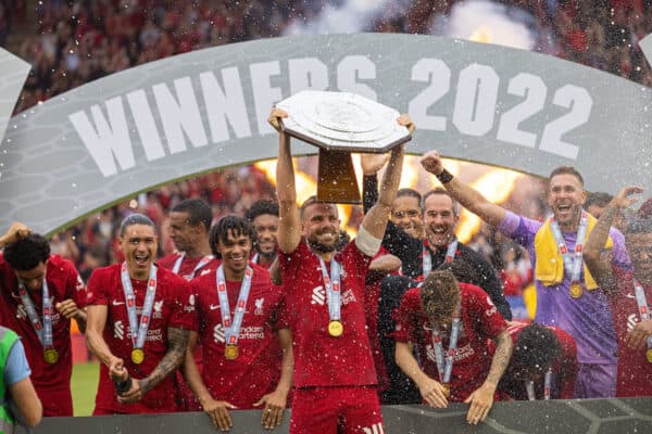 LEICESTER, ENGLAND - Saturday, July 30, 2022: Liverpool's captain Jordan Henderson lifts the trophy after the FA Community Shield friendly match between Liverpool FC and Manchester City FC at the King Power Stadium. Liverpool won 3-1. (Pic by David Rawcliffe/Propaganda)