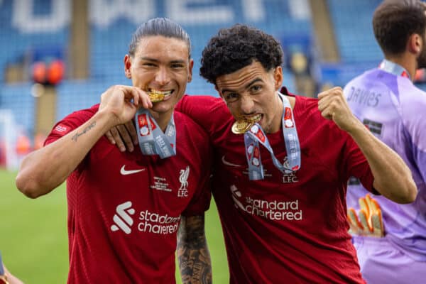 LEICESTER, ENGLAND - Saturday, July 30, 2022: Liverpool's Darwin Núñez (L) and Curtis Jones celebrate by biting their gold medals after the FA Community Shield friendly match between Liverpool FC and Manchester City FC at the King Power Stadium. Liverpool won 3-1. (Pic by David Rawcliffe/Propaganda)