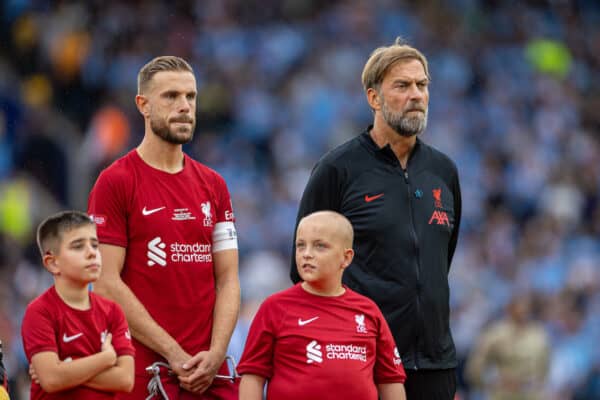 LEICESTER, ENGLAND - Saturday, July 30, 2022: Liverpool's captain Jordan Henderson (L) and manager Jürgen Klopp before the FA Community Shield friendly match between Liverpool FC and Manchester City FC at the King Power Stadium. (Pic by David Rawcliffe/Propaganda)