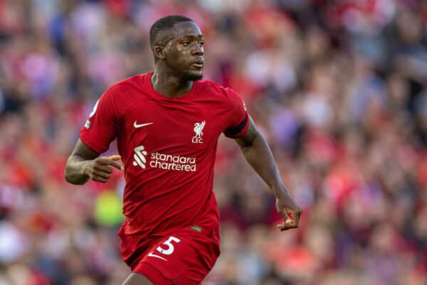 Liverpool, Inglaterra - Domingo, 31 de julio de 2022: Ibrahima Konate de Liverpool durante el partido amistoso de pretemporada entre Liverpool FC y RC Strasbourg Alsace en Anfield.  (Imagen de David Rawcliffe/Publicidad)