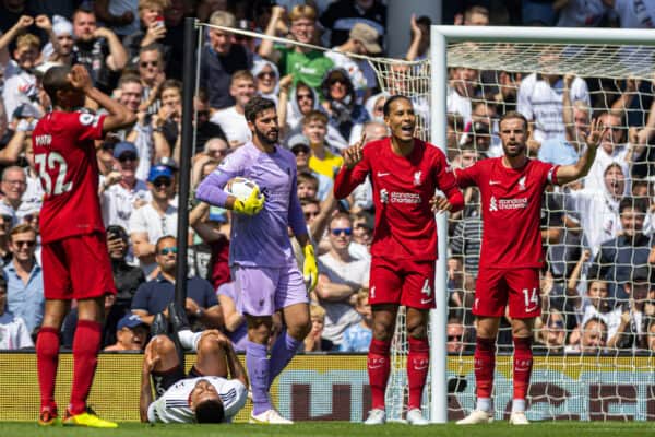 LONDRES, INGLATERRA - Sábado, 6 de agosto de 2022: Virgil van Dijk de Liverpool reacciona después de que Fulham reciba una penalización durante el partido de la FA Premier League entre Fulham FC y Liverpool FC en Craven Cottage.  (Foto de David Rawcliffe/Propaganda)