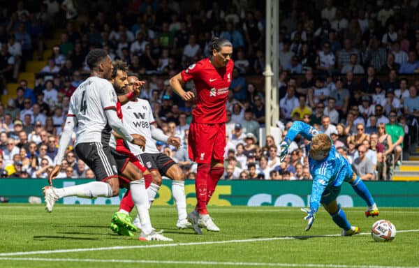 LONDON, ENGLAND - Saturday, August 6, 2022: Liverpool's Mohamed Salah (L) scores his side's second equalising goal during the FA Premier League match between Fulham FC and Liverpool FC at Craven Cottage. (Pic by David Rawcliffe/Propaganda)