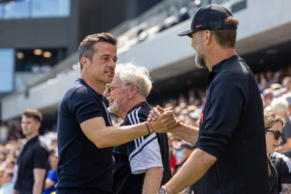 LONDRES, INGLATERRA - Sábado, 6 de agosto de 2022: Marco Silva (L), gerente de Fulham, y Jürgen Klopp, gerente de Liverpool, durante el partido de la FA Premier League entre Fulham FC y Liverpool FC en Craven Cottage.  (Foto de David Rawcliffe/Propaganda)