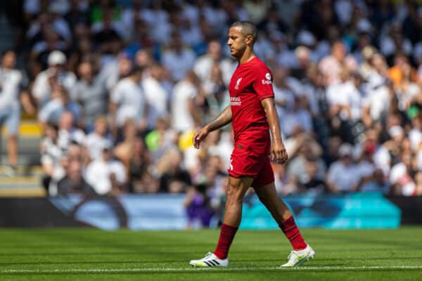 LONDRES, INGLATERRA - Sábado 6 de agosto de 2022: Thiago Alcantara dejó a Liverpool lesionado durante el partido de la Premier League entre Fulham FC y Liverpool en Craven Cottage.  (Foto David Rawcliffe/Propaganda)